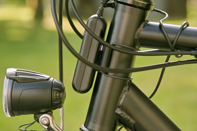 Dispositif de recharge Busch & Müller E-Werk pour moyeu-dynamo de vélo.