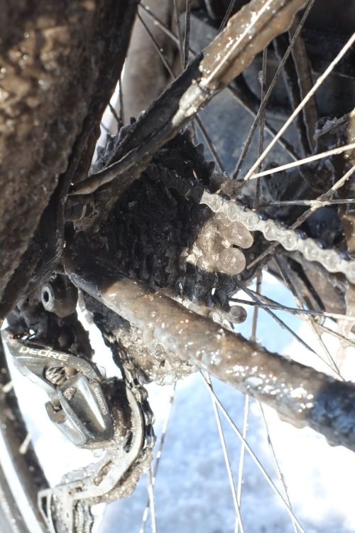 Cassette de vélo bloquée par la glace.