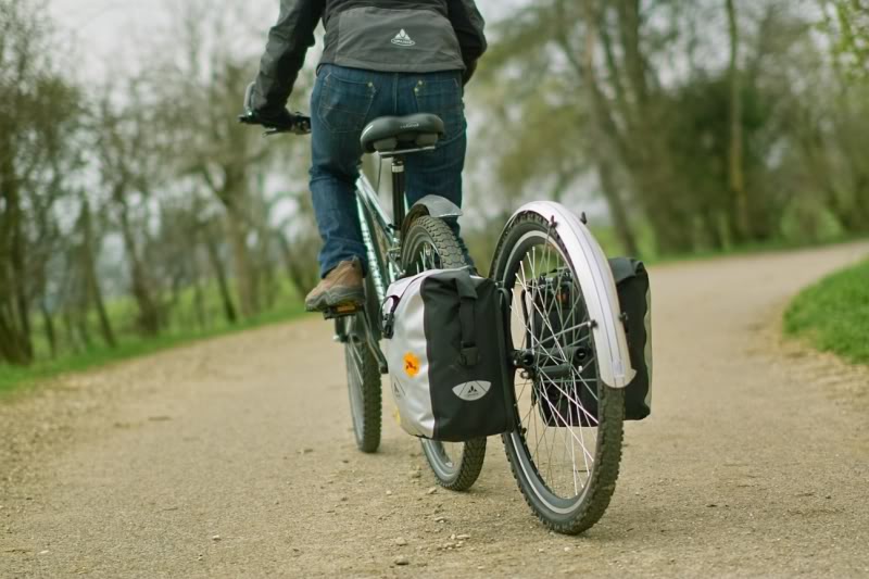 Remorque vélo Extrawheel équipé de sacoches avants Vaude Aqua Front.