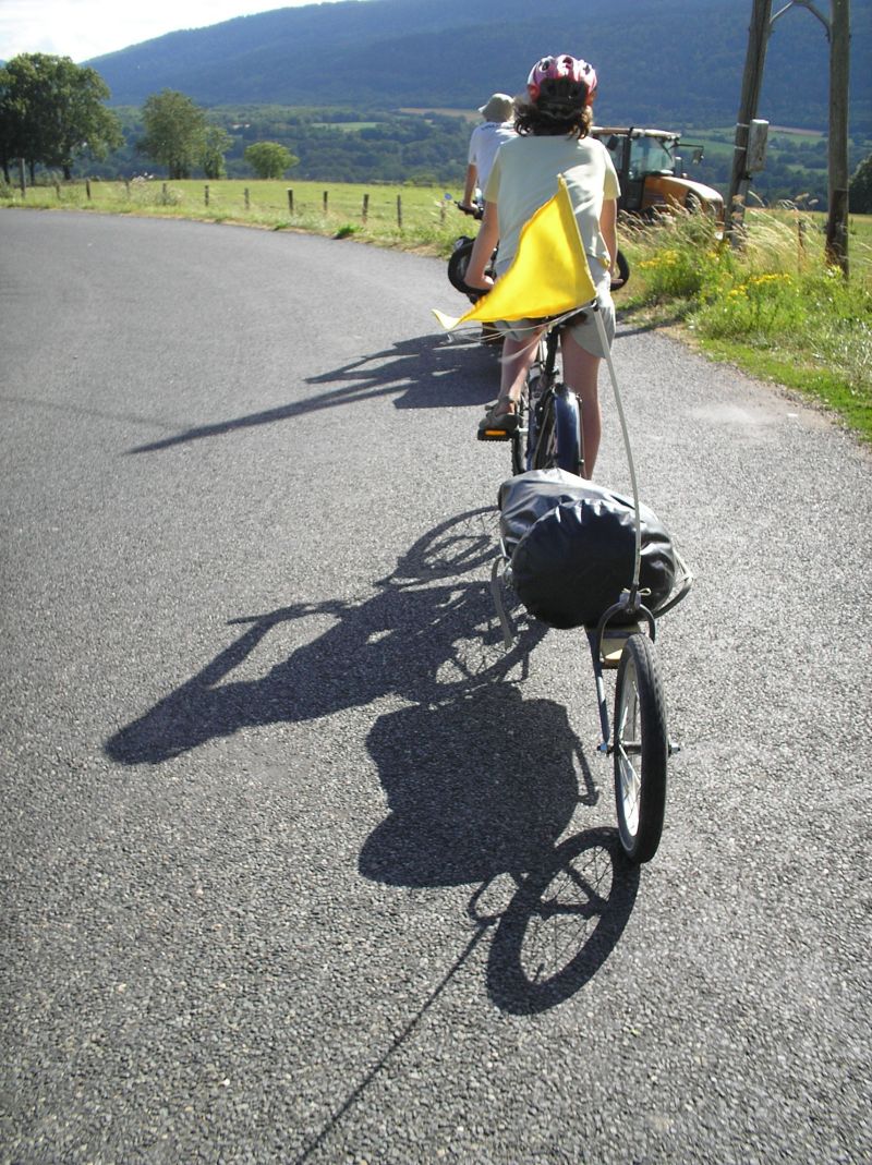 Voyage à vélo sur le GR5 et la GTJ avec les remorques Beez et Single Trailer.