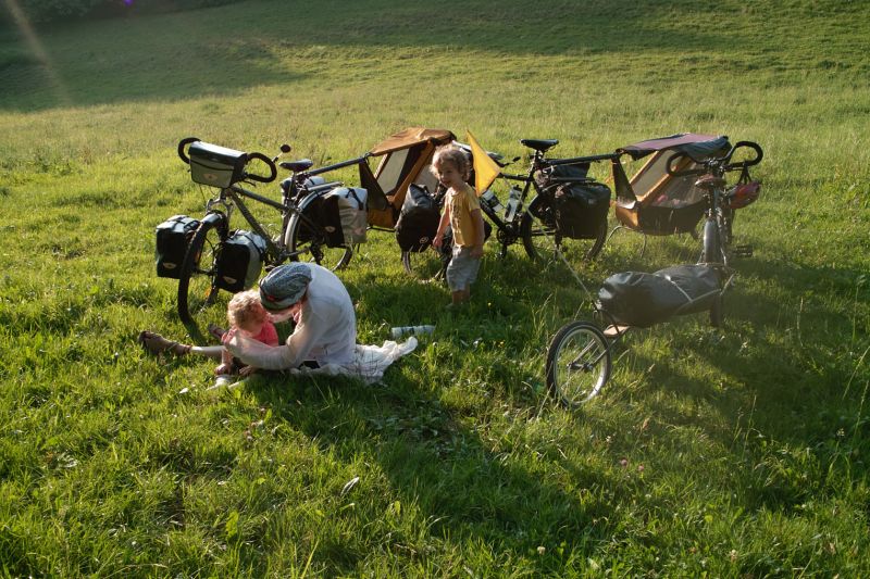 Voyage à vélo sur le GR5 et la GTJ avec les remorques Beez et Single Trailer.