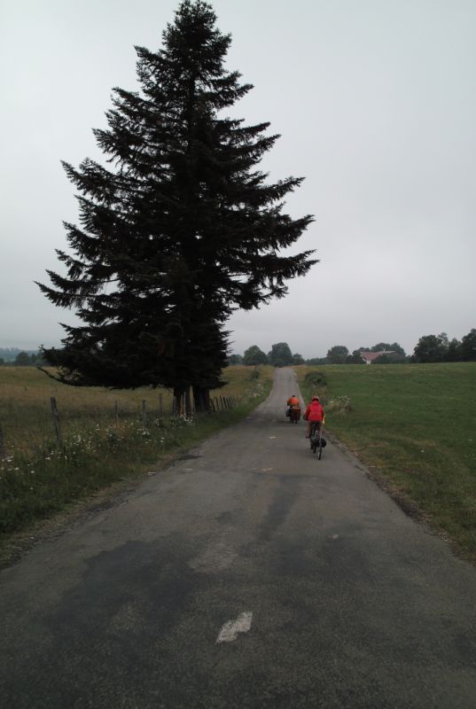 Voyage à vélo sur le GR5 et la GTJ avec les remorques Beez et Single Trailer.