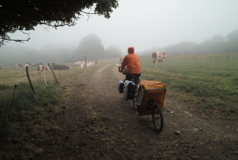 Voyage à vélo sur le GR5 et la GTJ avec les remorques Beez et Single Trailer.