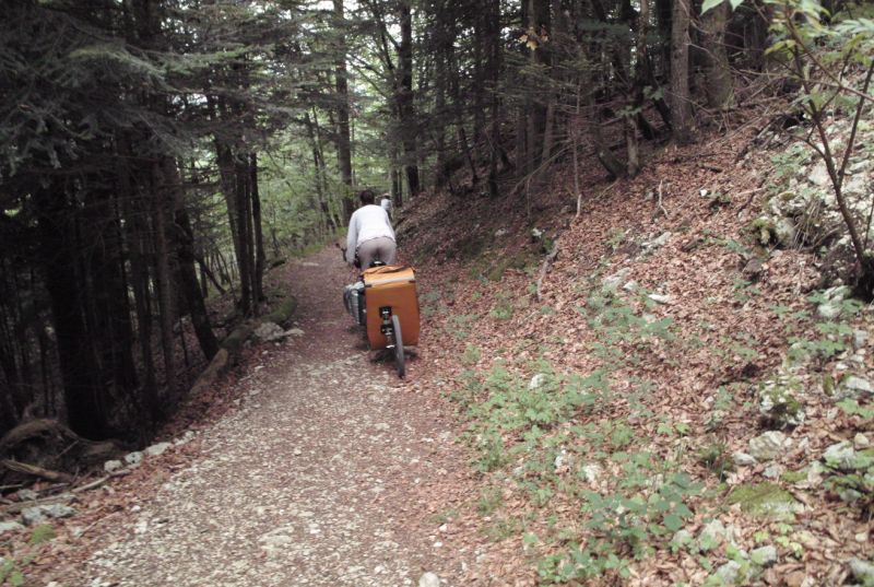 Voyage à vélo sur le GR5 et la GTJ avec les remorques Beez et Single Trailer.