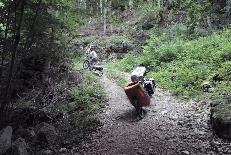 Voyage à vélo sur le GR5 et la GTJ avec les remorques Beez et Single Trailer.