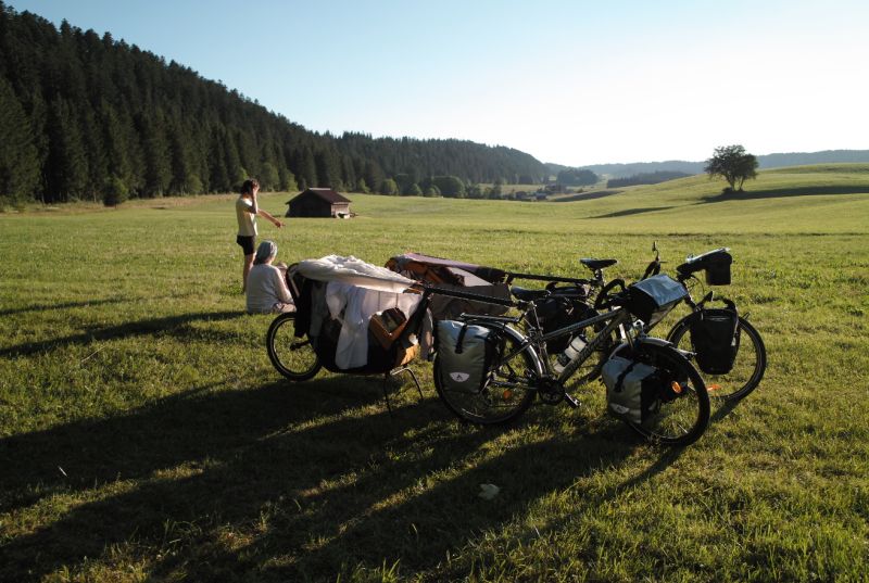 Voyage à vélo sur le GR5 et la GTJ avec les remorques Beez et Single Trailer.