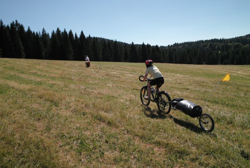 Voyage à vélo sur le GR5 et la GTJ avec les remorques Beez et Single Trailer.