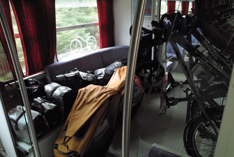 Voyage à vélo sur le GR5 et la GTJ avec les remorques Beez et Single Trailer.