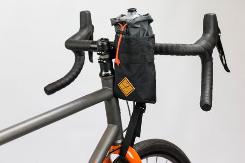Sacoche de guidon Restrap Stem Bag (montée sur un vélo).
