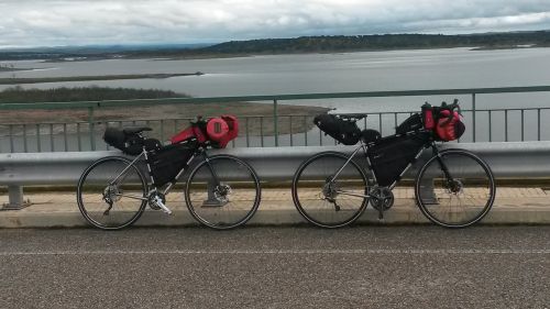 Sacoches Revelate Designs sur vlos de route ou de course.
