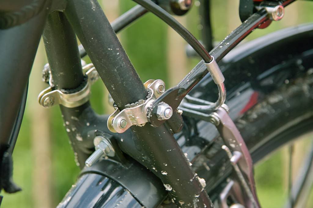 Montage d'un porte-arrière à l'aide de collier de plombier sur un cadre de vélo sans oeillets.