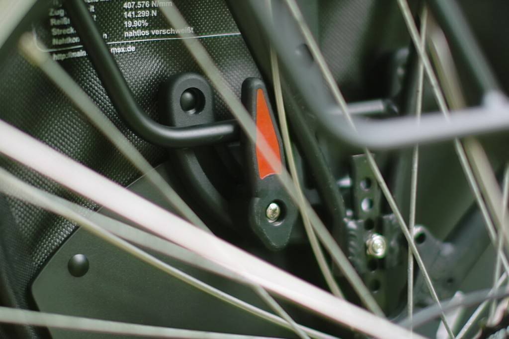 Montage d'une sacoche de vélo MSX sur un porte-bagages arrière.